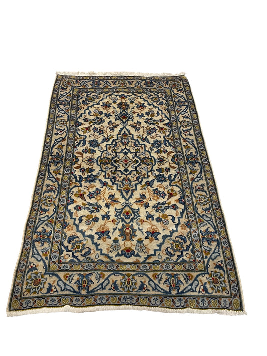 Hand-knotted Kashan cream tone wool rug. 100x155 cm
