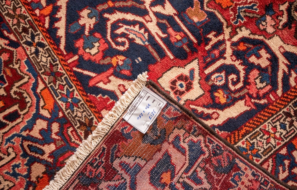 Hand-knotted Isfahan bakhtiyari wool Rug. 250x350 cm