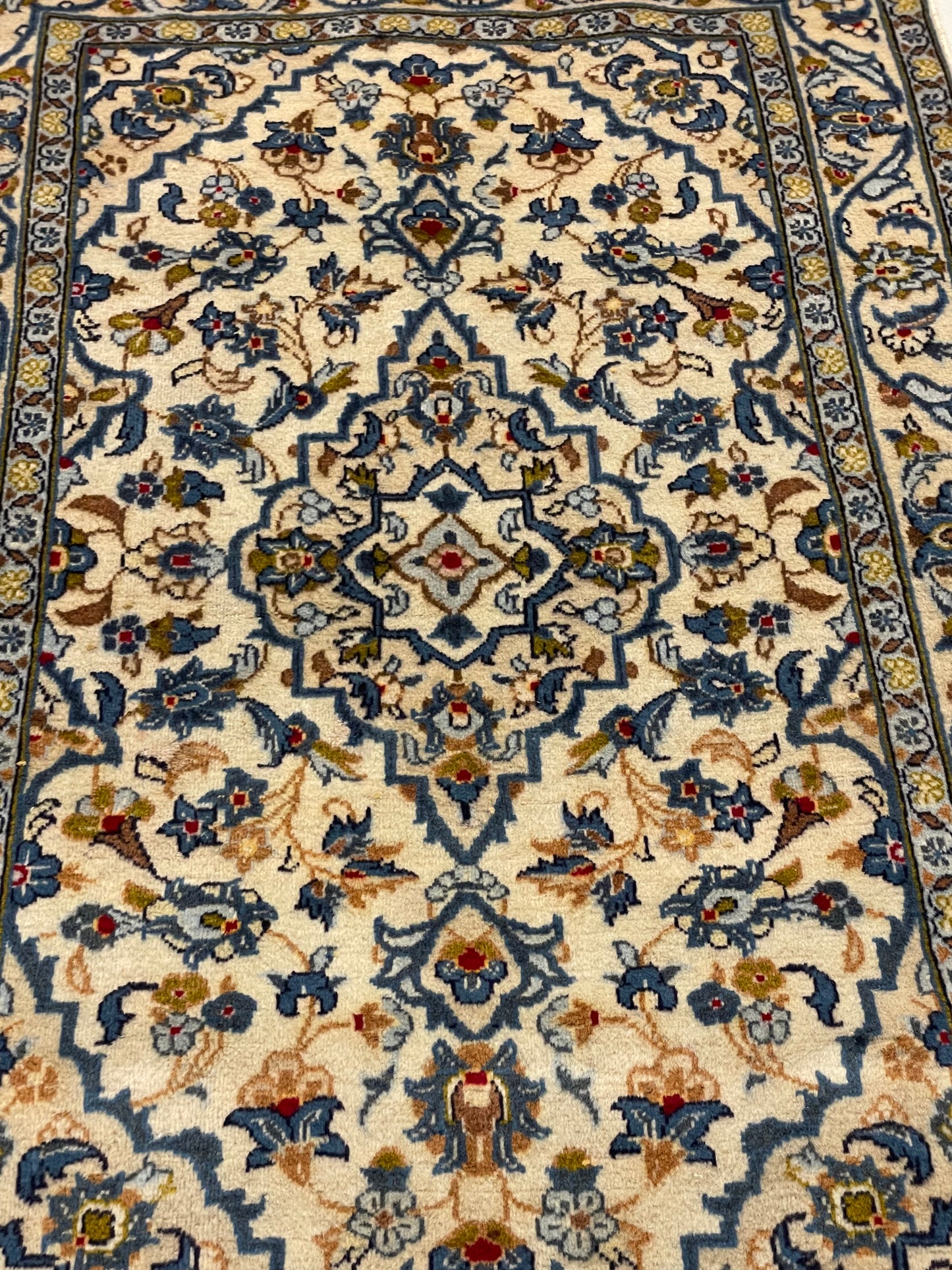 Hand-knotted Kashan cream tone wool rug. 100x155 cm