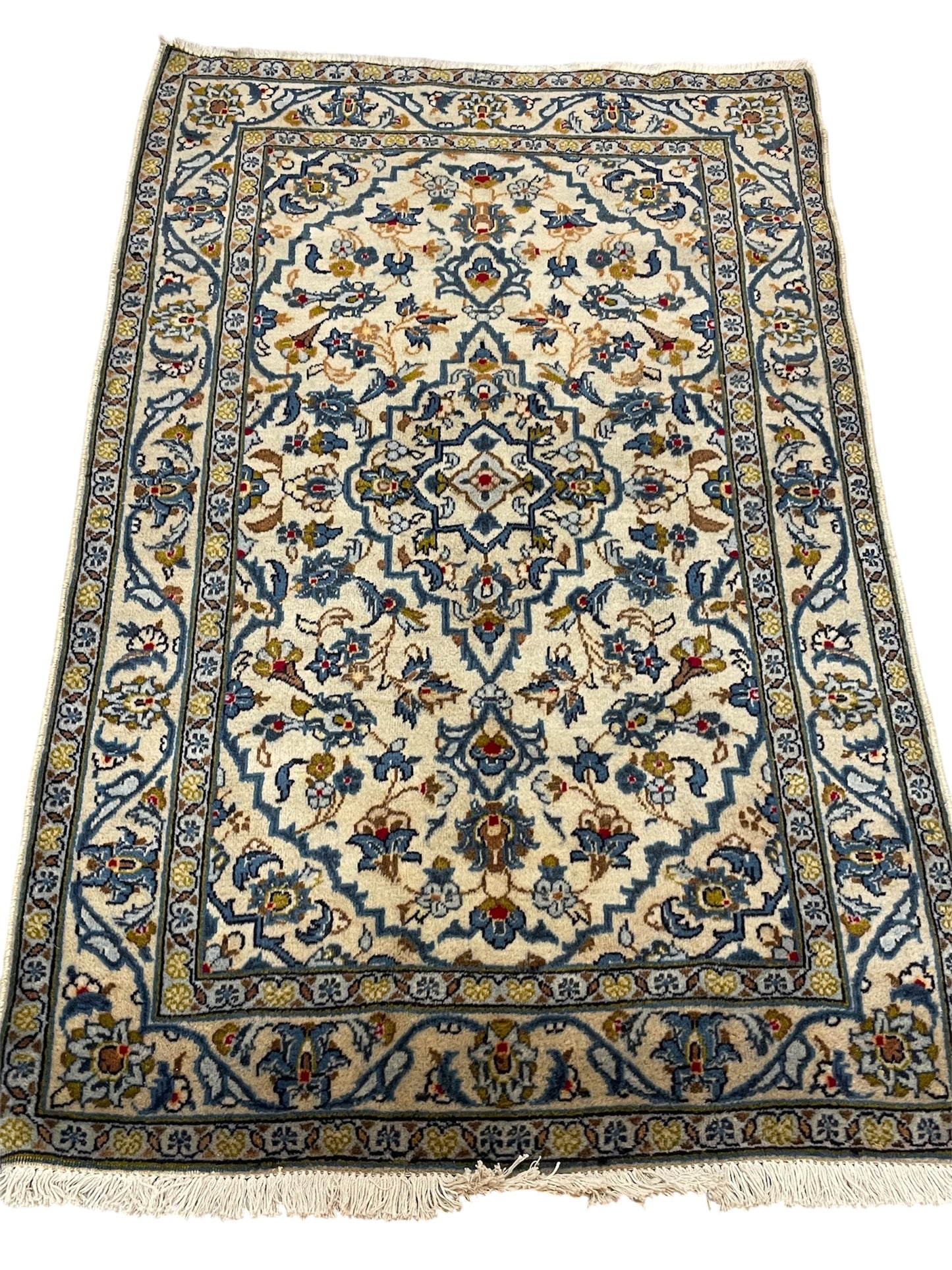 Hand-knotted Kashan cream tone wool rug. 100x155 cm