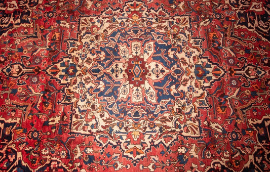 Hand-knotted Isfahan bakhtiyari wool Rug. 250x350 cm