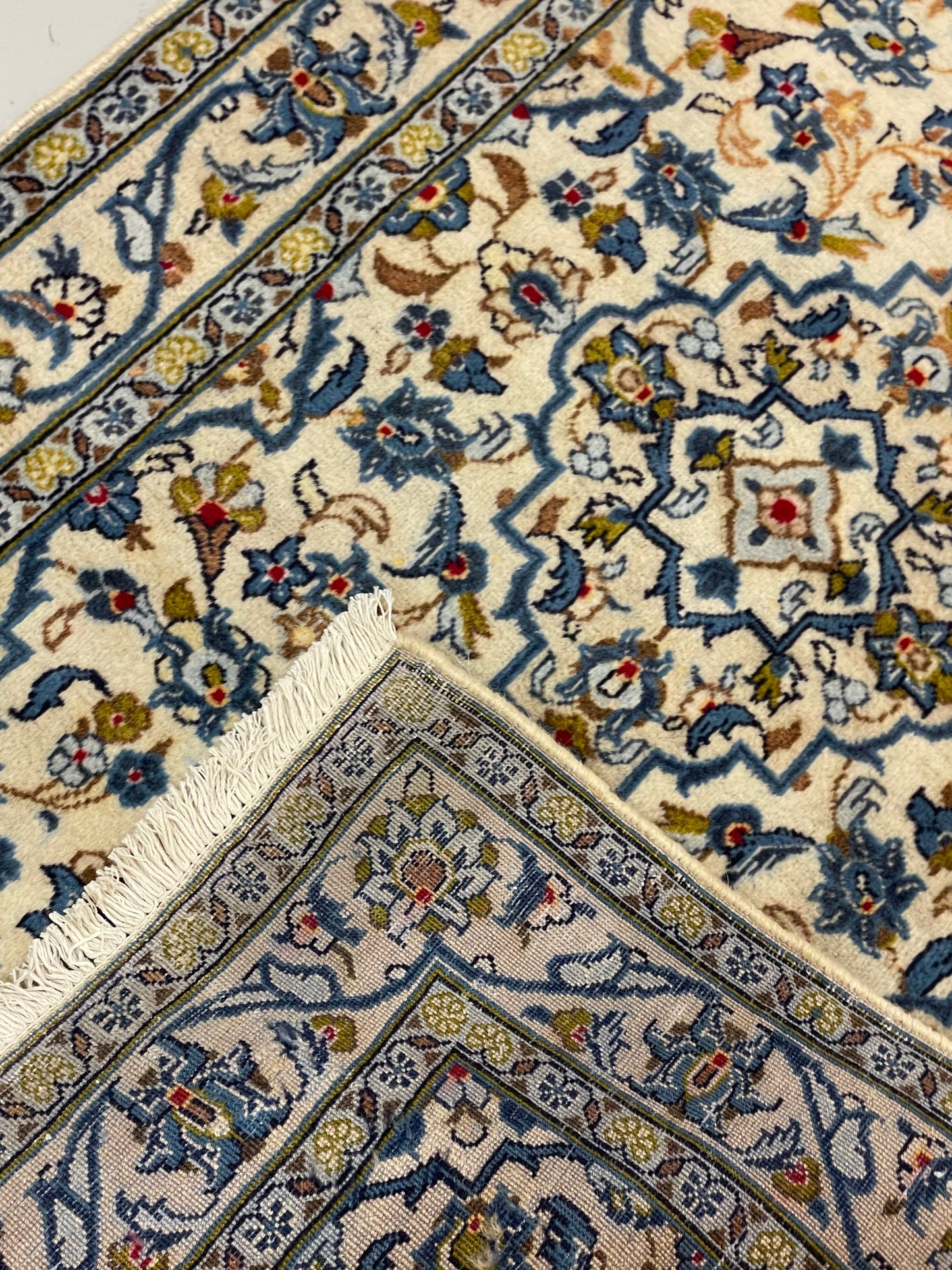 Hand-knotted Kashan cream tone wool rug. 100x155 cm